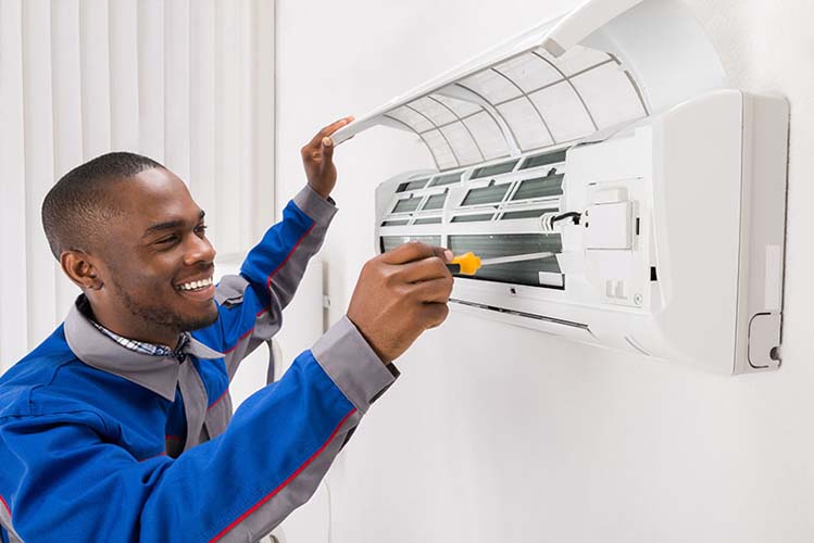 Quelles sont les étapes pour l'installation d'une climatisation réversible dans une maison à Villeneuve-Tolosane ?